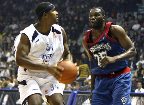 Efes Pilsen's Andre Hutson (L) drives the ball past Minnesota Timberwolves' Al Jefferson during a basketball match in Abdi Ipekci Arena in Istanbul, October 6, 2007. [Xinhua/Reuters File Photo]