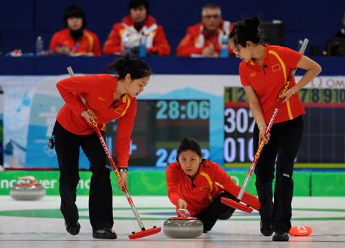 China's Liu Yin (C) throws the stone during the women's curling bronze medal match with Switzerland at the 2010 Winter Olympic Games in Vancouver, Canada, Feb. 26, 2010. [Xinhua/Yang Lei]