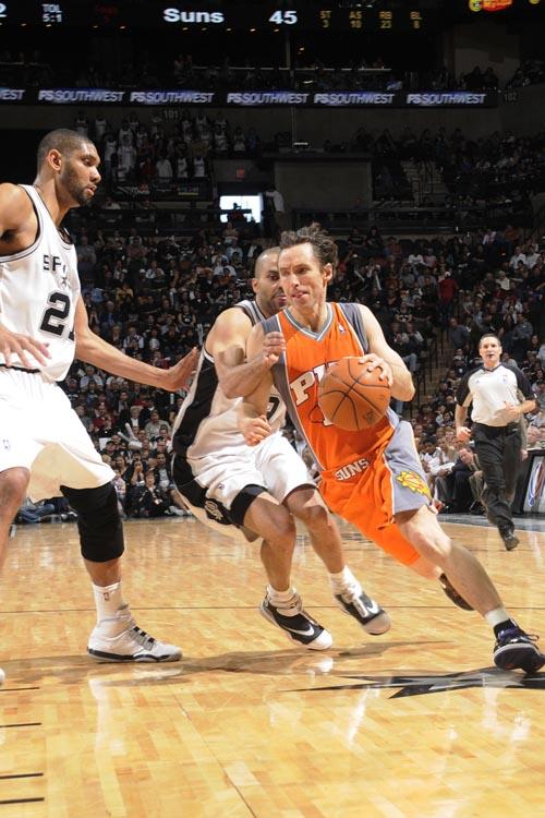 San Antonio Spurs has beaten Phoenix 113-110 to end the Suns' five-game winning streak.