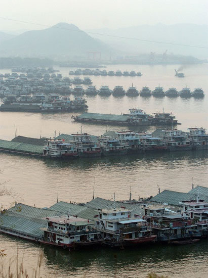 A photo taken on February 27 shows ships jammed before the navigation lock of a reservoir in south China's Guangxi Zhuang Autonomous Region. [Xinhua]