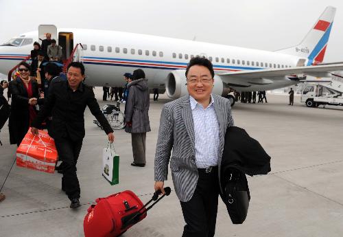 Members of the 11th National Committee of the Chinese People's Political Consultative Conference (CPPCC) from southwest China's Yunnan Province arrive in Beijing, capital of China, March 1, 2010. The Third Session of the 11th CPPCC National Committee will open on March 3. (Xinhua/Yang Zongyou)