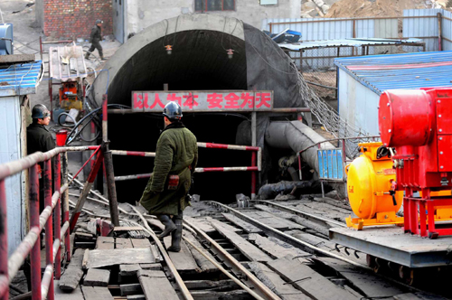Rescuers pass the entrance to Luotuoshan Coal Mine in Wuhai, the Inner Mongolia autonomous region, on Monday. Vice-Premier Zhang Dejiang traveled to the site to monitor the rescue operation yesterday. [Xinhua]