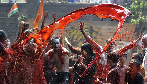 Hindu devotees celebrate Holi, also known as the festival of colours, outside a temple on the outskirts of the northern Indian city of Mathura March 1, 2010.[Xinhua/Reuters]