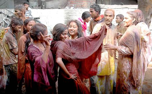 Hindu devotees celebrate Holi, also known as the festival of colours, outside a temple on the outskirts of the northern Indian city of Mathura March 1, 2010.[Xinhua/Reuters]