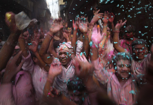 Hindu devotees celebrate Holi, also known as the festival of colours, outside a temple on the outskirts of the northern Indian city of Mathura March 1, 2010.[Xinhua/Reuters]