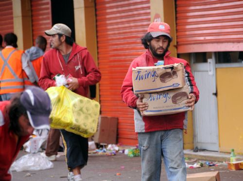 Looters run away with merchandise they stole from a shop in the quake-devastated Concepcion, Chile, March 1, 2010. Chilean security forces Monday arrested dozens of looters in Concepcion as hundreds of looters ransacked shops for food and other goods. The 8.8-magnitude quake occurring Saturday has killed over 700 people in Chile. [Martin Zabala/Xinhua]