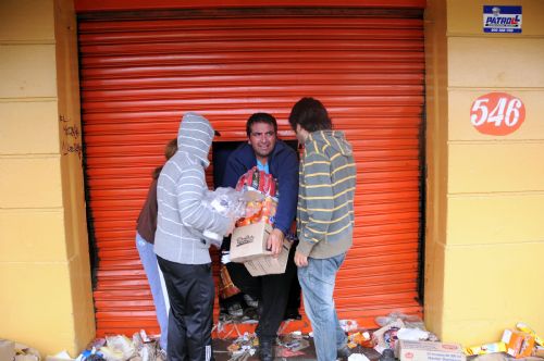 People loot merchandise from a shop in the quake-devastated Concepcion, Chile, March 1, 2010. Chilean security forces Monday arrested dozens of looters in Concepcion as hundreds of looters ransacked shops for food and other goods. The 8.8-magnitude quake occurring Saturday has killed over 700 people in Chile. [Martin Zabala/Xinhua] 