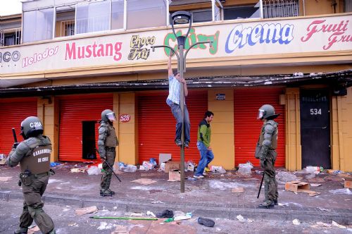 Policemen try to keep order in the quake-devastated Concepcion, Chile, March 1, 2010. Chilean security forces Monday arrested dozens of looters in Concepcion as hundreds of looters ransacked shops for food and other goods. The 8.8-magnitude quake occurring Saturday has killed over 700 people in Chile. [Martin Zabala/Xinhua] 