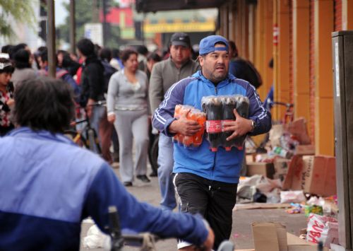 A looter runs away with merchandise he stole from a shop in the quake-devastated Concepcion, Chile, March 1, 2010. Chilean security forces Monday arrested dozens of looters in Concepcion as hundreds of looters ransacked shops for food and other goods. The 8.8-magnitude quake occurring Saturday has killed over 700 people in Chile. [Martin Zabala/Xinhua] 