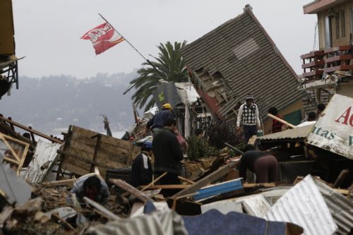 People search for things among debris in earthquake-and-tsunami-devastated Dichato town, some 30 kilometers north of Concepcion, Chile, March 1, 2010. The death toll from the 8.8-magnitude earthquake that hit Chile early Saturday has reached 723, the Chilean government said on Monday. More than 500 people were injured and at least 19 people are still unaccounted for, the National Emergency Office (Onemi) said. [Victor Rojas/Xinhua] 