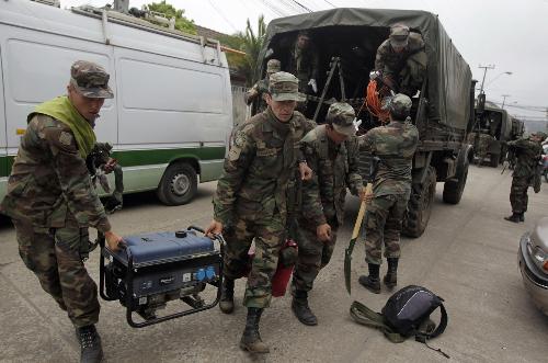 Chilean soldiers arrive to help after a major earthquake destroyed a large part of the southern coastline in Constitucion, March 1, 2010. Chile's government scrambled on Monday to provide aid to thousands of homeless people in coastal towns devastated by a massive earthquake and tsunamis, as 10,000 troops patrolled to quell looting. [Xinhua] 