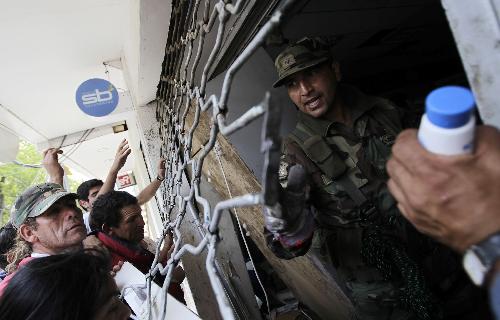 Chilean soldiers talk to residents as they arrive to help after a major earthquake destroyed a large part of the southern coastline in Constitucion, March 1, 2010. Chile's government scrambled on Monday to provide aid to thousands of homeless people in coastal towns devastated by a massive earthquake and tsunamis, as 10,000 troops patrolled to quell looting. [Xinhua]
