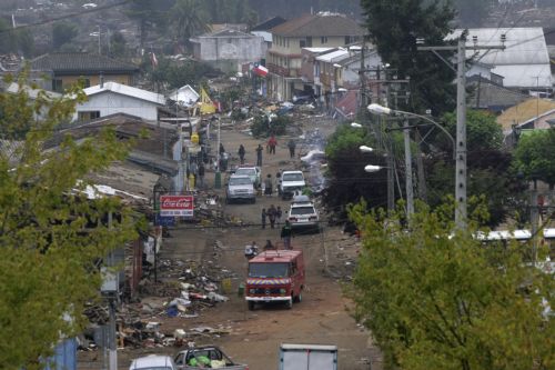 People walk on a street in earthquake-and-tsunami-devastated Dichato town, some 30 kilometers north of Concepcion, Chile, March 1, 2010. The death toll from the 8.8-magnitude earthquake that hit Chile early Saturday has reached 723, the Chilean government said on Monday. More than 500 people were injured and at least 19 people are still unaccounted for, the National Emergency Office (Onemi) said. [Victor Rojas/Xinhua]