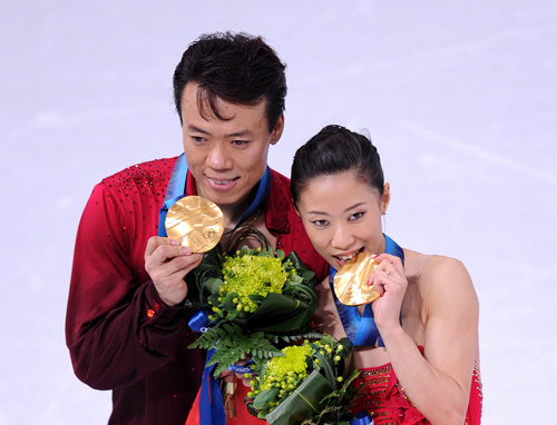 China's Shen Xue (R)/Zhao Hongbo pose with their medals during the awarding ceremony for the pairs skating of Figure Skating at the 2010 Winter Olympic Games in Pacific Coliseum stadium, Canada, Feb. 15, 2010. [Xinhua] 