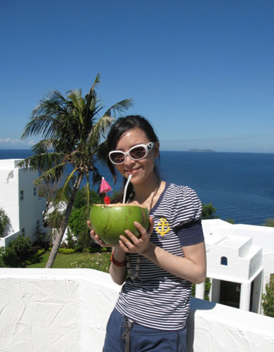 Chinese actress Zhang Jingchu took a break from her filming work to enjoy sunshine in the Philippines during this Chinese New Year holiday, the actress wrote in her blog. Zhang Jingchu is known for her role in Gu Changwei's family drama film 'Peacock', which won the Silver Bear for Jury Grand Prix at the 2005 Berlin International Film Festival. Zhang's next film will be action comedy 'Flirting Scholar 2'. 