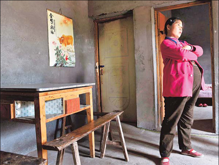 Zhang Suhua, 39, lost her 13-year-old son in the massive earthquake that struck Sichuan on May 12, 2008. The resident of Lianhua village, Mianyang, is now 7 months pregnant with twin babies. [Pan Songgang/China Daily]