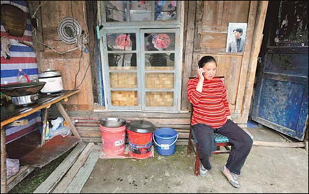 Rong Xiuhua, 35, of Chafang village, Dujiangyan, is seven months pregnant. Her 11-year-old daughter died in the Sichuan earthquake. [China Daily]