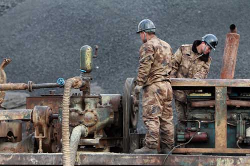 Rescuers are working all-out to drain water from a flooded pit of Luotuoshan Coal Mine in Wuhai City, north China's Inner Mongolia Autonomous Region, March 2, 2010, hoping to lift 31 people out of the pit. Water gushed into the pit of Luotuoshan Coal Mine in Wuhai City, at least 600 kilometers from the regional capital Hohhot at around 7:30 a.m. Monday, the local work safety authority said. [Pang Xinglei/Xinhua]