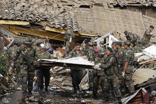 Chilean military officers search survivors in the debris in Concepcion on March 2. The death toll in the devastating earthquake has risen to 795, according to the latest official statistics. [Xinhua] 