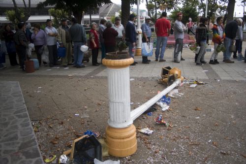 People queue up to get water after tsunami and the 8.8-magnitude earthquake in Lota Port, 60km south Concepcion, Chile, March 2, 2010. Chilean President Michelle Bachelet said Tuesday that the death toll from Saturday's devastating earthquake had reached 795. [Victor Rojas/Xinhua]