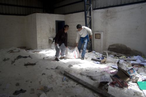 People take salt from a destroyed market after tsunami and the 8.8-magnitude earthquake in Lota Port, 60km south Concepcion, Chile, March 2, 2010. Chilean President Michelle Bachelet said Tuesday that the death toll from Saturday's devastating earthquake had reached 795. [Victor Rojas/Xinhua] 