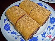 Beijing has a time-honored history of producing various kinds of snacks. With strong local flavors, Beijing's snacks attract almost all visitors.Beijing snacks: Pastry Made of Soy Bean Flour (Ludagun 驴打滚) [Photo by Jia Yunlong]