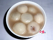 Beijing has a time-honored history of producing various kinds of snacks. With strong local flavors, Beijing's snacks attract almost all visitors.Beijing snacks:Dumplings made of glutinous rice flour served in soup(Tang Yuan) [Photo by Jia Yunlong]