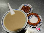 Mung bean Milk (Douzhi 豆汁) Beijing has a long history of making mung bean milk. As early as in the Liao (907-1125) and Song (960-1279) dynasties, mung bean milk was very popular. Local people of Beijing love to drink mung bean milk, because it is rich in protein, vitamin C and rough fiber and helps drive away summer heat, invigorate the function of the spleen and whet the appetite.[Photo by Jia Yunlong]