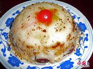 Sticky rice cake with a layer of sweetened bean paste (Qiegao, 切糕) [Photo by Jia Yunlong]