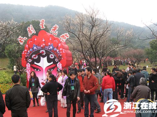 The launching ceremony of Xingguang Yuan - the Hall of Fame for the winners of China Opera Plum Blossom Awards is held during the second Chaoshan Plum Blossom Festival at Chaoshan Scenic Spot in Yuhang district of Hangzhou, capital of east China's Zhejiang Province, on February 25, 2010. [Photo: zjol.com.cn] 