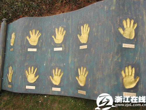 Hand prints of China Opera Plum Blossom winners are exhibited here to the public during the festival. [Photo: zjol.com.cn]