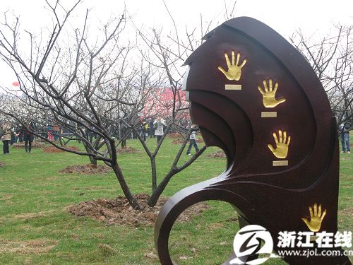 Hand prints of China Opera Plum Blossom winners are exhibited here to the public during the festival. [Photo: zjol.com.cn] 