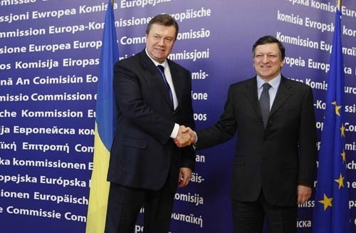 Ukraine's President Viktor Yanukovich (L) is welcomed by European Commission President Jose Manuel Barroso (R) ahead of a meeting in Brussels March 1, 2010. [Xinhua photo] 