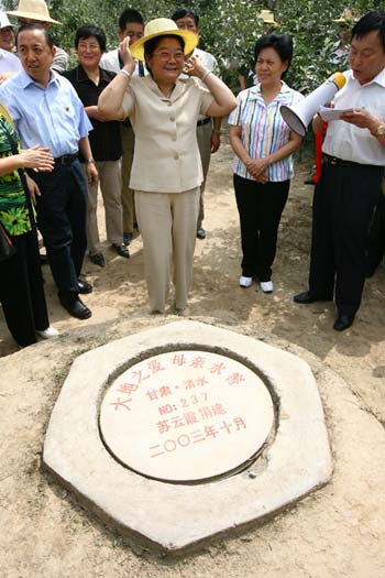 President of the All-China Women's Federation Gu Xiulian visited the village in Gansu with the water cellars constructed by the China Women's Development Foundation.