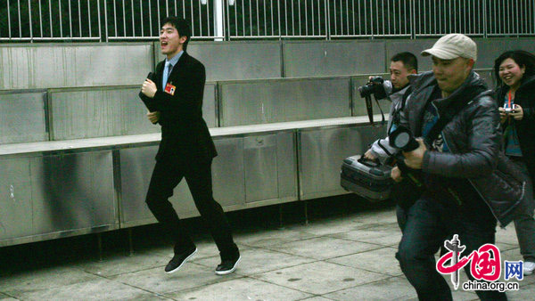 Liu Xiang, gold medalist in the man&apos;s 110-m hurdles at the Athens Olympics, finds himself in a media scrum on Wednesday as he attends the opening ceremony of the annual session of the Chinese People&apos;s Political Consultative Conference in Beijing. [CFP]