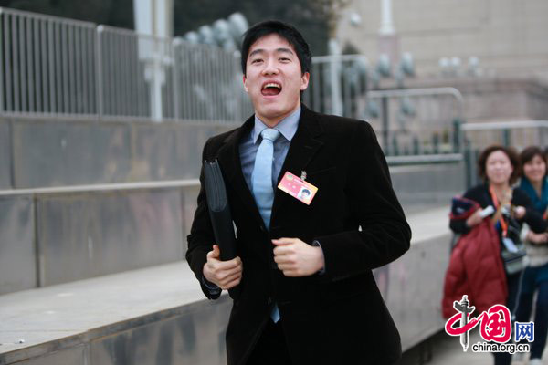  Liu Xiang, gold medalist in the man&apos;s 110-m hurdles at the Athens Olympics, finds himself in a media scrum on Wednesday as he attends the opening ceremony of the annual session of the Chinese People&apos;s Political Consultative Conference in Beijing. [CFP]