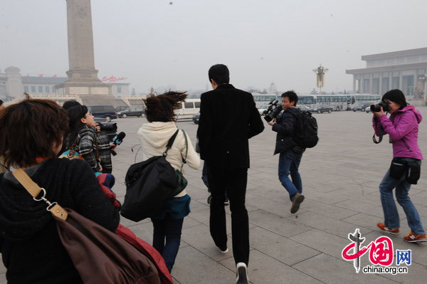  Liu Xiang, gold medalist in the man&apos;s 110-m hurdles at the Athens Olympics, finds himself in a media scrum on Wednesday as he attends the opening ceremony of the annual session of the Chinese People&apos;s Political Consultative Conference in Beijing. [CFP]