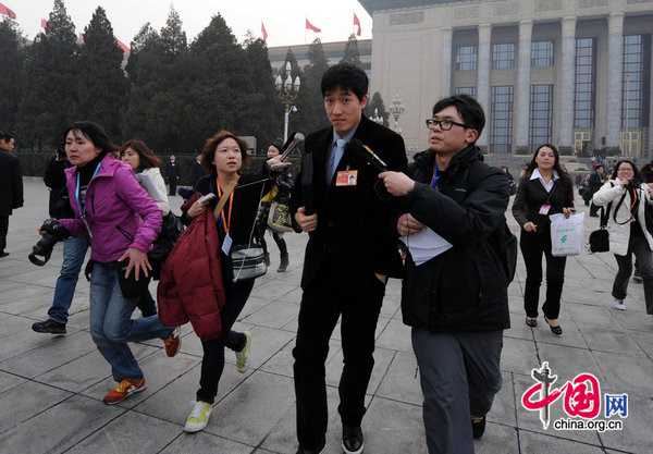  Liu Xiang, gold medalist in the man&apos;s 110-m hurdles at the Athens Olympics, finds himself in a media scrum on Wednesday as he attends the opening ceremony of the annual session of the Chinese People&apos;s Political Consultative Conference in Beijing. [CFP]