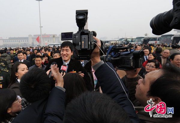 Liu Xiang, gold medalist in the man&apos;s 110-m hurdles at the Athens Olympics, finds himself in a media scrum on Wednesday as he attends the opening ceremony of the annual session of the Chinese People&apos;s Political Consultative Conference in Beijing. [CFP]