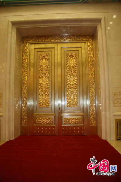 A golden gate at the Central Hall of Great Hall of the People, where press conferences of the 3rd session of the 11th National People&apos;s Congress (NPC) are held. [China.org.cn]