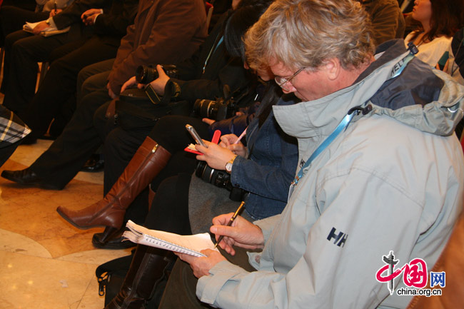 A foreign reporter at a press conference of the 3rd session of the 11th National People's Congress (NPC) in the Great Hall of the People in Beijing, March 4, 2010. [Li Shen/China.org.cn]