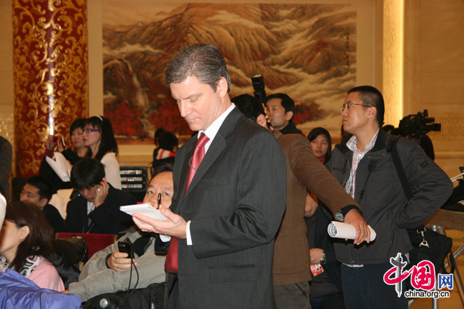 A foreign reporter at a press conference of the 3rd session of the 11th National People's Congress (NPC) in the Great Hall of the People in Beijing, March 4, 2010. [Li Shen/China.org.cn]