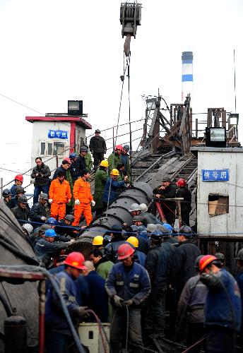 Rescue workers transport a pump in to a flooded pit of Luotuoshan Coal Mine in Wuhai City, north China's Inner Mongolia Autonomous Region, March 3, 2010. [Ren Junchuan/Xinhua]