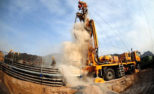 A drill digs holes into the Luotuoshan Coal Mine in Wuhai City, north China's Inner Mongolia Autonomous Region, March 3, 2010. [Ren Junchuan/Xinhua]