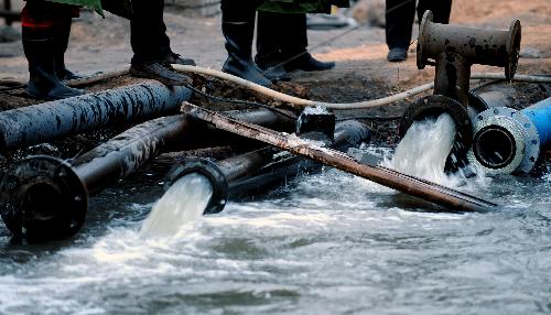 Water is drained from a flooded pit of the Luotuoshan Coal Mine in Wuhai City, north China's Inner Mongolia Autonomous Region, March 3, 2010. [Ren Junchuan/Xinhua]