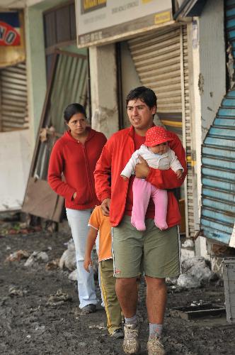 A homeless family stroll in Talcahuano, near the quake-devastated Concepcion, Chile, March 3, 2010. The number of deaths from the 8.8-magnitude earthquake in Chile and ensuing Tsunami could exceed 800, President Michelle Bachelet said on Wednesday. [Song Weiwei/Xinhua]