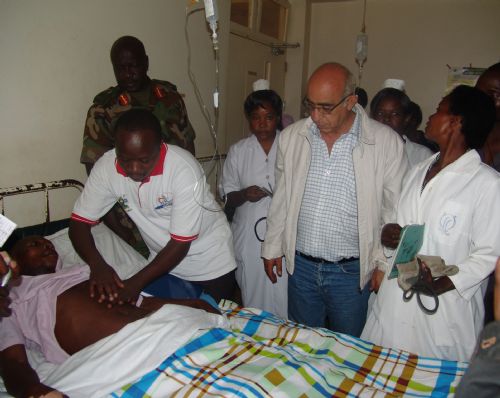 A hospitalized landslide survivor is attended at a hospital in Bududa District in eastern Uganda, on March 3, 2010. Soldiers and villagers in eastern Uganda hacked at mounds of thick mud with picks and hoes on Wednesday in a desperate bid to find more survivors from the landslide that killed at least 77 people and left over 250 missing. [Julius Odeke/Xinhua]