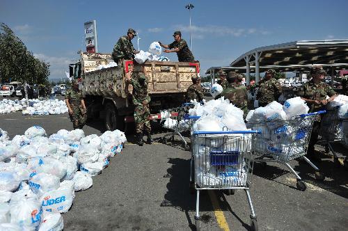 Soldiers prepare to deliver rescue materials to local residents in the quake-devastated Talcahuano, south Chile, March 3, 2010. [Jorge Villegas/Xinhua]