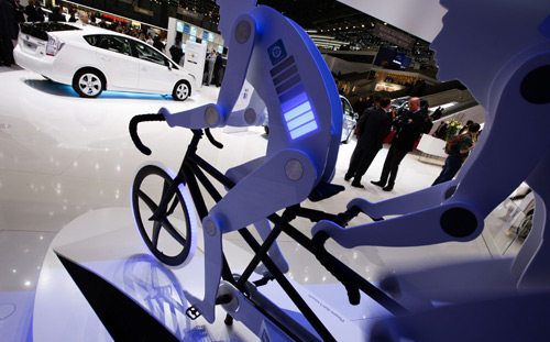  A Toyota Prius hybrid is displayed at the exhibition stand of Toyota during the second media day of the 80th Geneva Car Show at the Palexpo in Geneva March 3, 2010.[Xinhua/Reuters]
