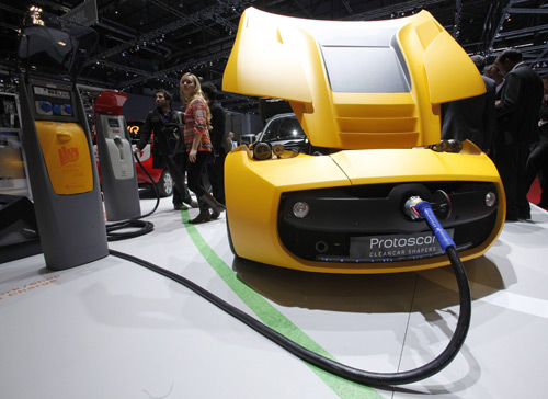 A Protoscar Lampo2 is pictured while charging during the second media day of the 80th Geneva Car Show at the Palexpo in Geneva March 3, 2010.[Xinhua/Reuters] 